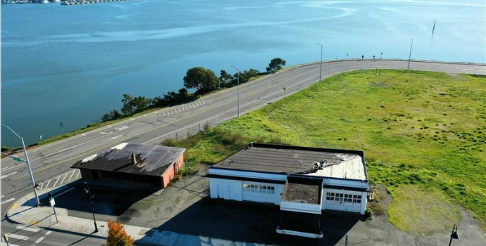 1081 and 1091 SE Pioneer Way